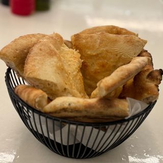 Foccacia cu usturoi si parmezan