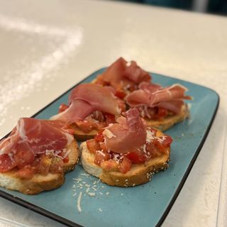 Bruschete cu prosciutto crudo
