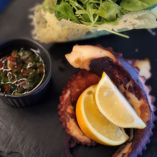 Caracatita la gratar servita cu salata de frunze tinere