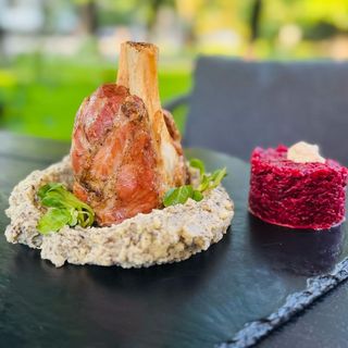 Rasol de porc servit cu piure de cartofi cu trufe negre si salata de sfecta