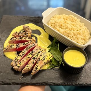 Ton roșu in crusta de semințe