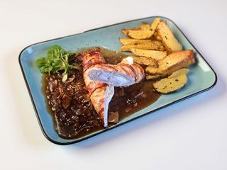 Rulou din piept de pui cu bacon și feta servit cu ciuperci sote