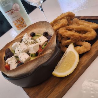 Calamar Tempura cu salată grecească