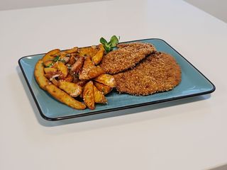 Şniţel din muşchi de porc cu cartofi wedges