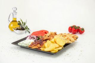 Gyros pui si porc la farfurie