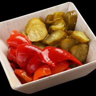 Salată de ardei si castraveți murați