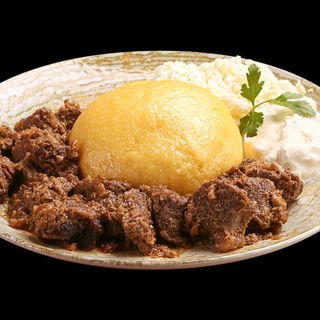 Tocană de miel cu mămăliguță