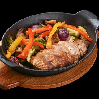 Carne de curcan coaptă cu legume