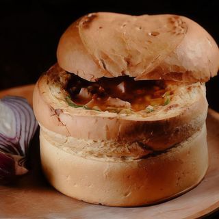 Ciorba de fasole cu carne afumata servita in coaja de paine