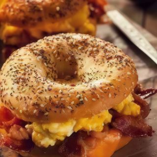 1+1 Scranbled eggs bagel & cartofi