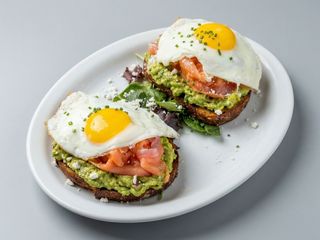 Somon&avocado fried eggs