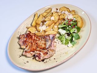 Pulpa de pui dezosata cu cartofi parmezan si salata verde