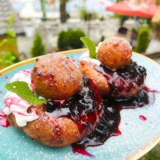 Papanași cu dulceaţă de afine și smântână / Nutella