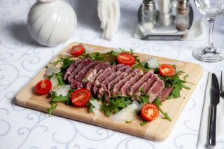 Tagliata de vita pe pat de ruccola, rosii cherry si parmezan