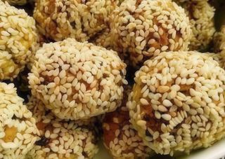 Chiftelute de cartofi în crustă de pesmet şi susan