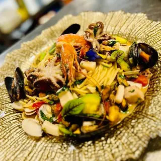 Fructe de mare in sos de vin cu focaccia (600g)