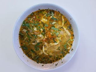 Ciorba taraneasca de pui cu taitei de casa