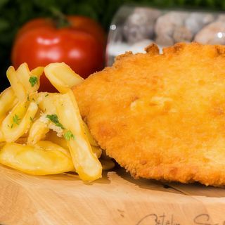 Snitel de pui in panko / fulgi de porumb cu cartofi prajiti