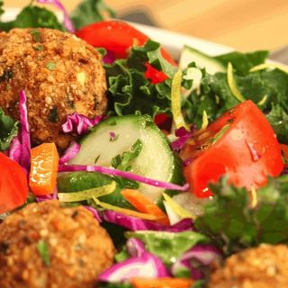 Salată cu falafel și sos tahini