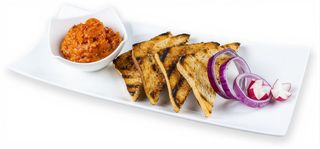 Zacusca de casa cu paine prajita