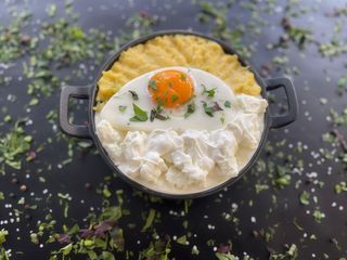 Mămăligă cu brânză şi smântână