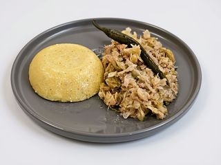 Varză călită cu mămăligă și ardei iute