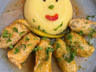 Sărmăluțe cu ciuperci în foi de varză și mămăligă  