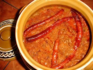 Varza calita cu carnati semiafumati si mamaliga