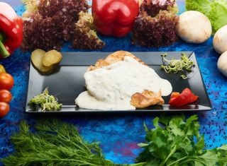 Piept de pui cu sos de ciuperci cu garnitura