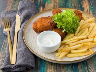 MENIU Coaste de pui  + cartofi prajiti+ sos usturoi