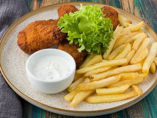 MENIU Aripioare nepicante + cartofi prajiti+ sos usturoi