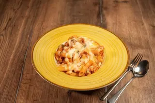Penne gratinate cu sos roșu