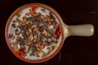 Fatte cu hummus, carne de vita si muguri de pin