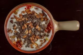 Fatte cu hummus, carne de vita si muguri de pin