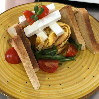 Omletă simplă servită cu brânză cremoasă, roşii şi pâine prăjită
