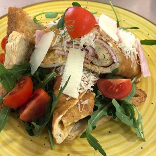 Omletă cu şuncă şi parmezan, servită cu roşii şi pâine prăjită