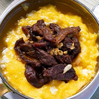 Pastramă de berbecuţ cu mămăliguţă şi brânză