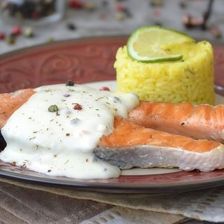 Somon cu sos alb de creveţi, servit cu orez cu parmezan