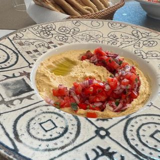 Humus cu salată tabouleh şi focaccia