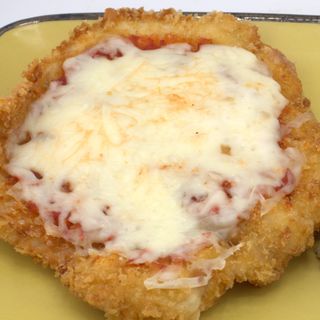 Snitel de pui gratinat cu sos de rosii, mozzarella si parmezan