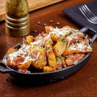Cartofi wedges cu usturoi, patrunjel, parmezan si mozzarella