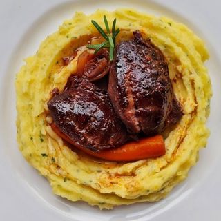 Obrajori de vita cu sos piperat, piure de cartofi cu trufe si inele de ceapa