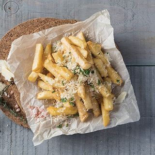 Cartofi pai cu usturoi, parmezan, patrunjel si mozzarella