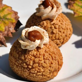 Choux cu măr copt și caramel 