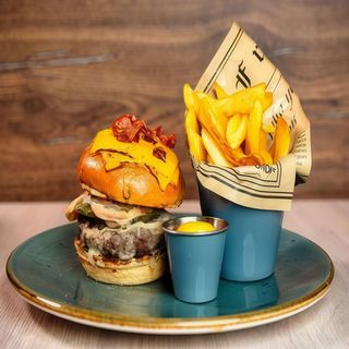 Burger MOST WANTED și cartofi