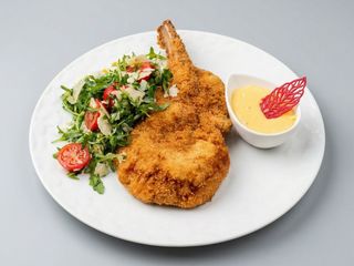 SNITEL MILANEZ CU SALATA DE RUCOLA SI SOS CHEDDAR