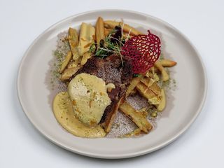 CEAFA DE PORC GATITA LENT CU CARTOFI DIPPERS SI SOS DE CHEDDAR