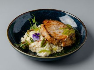 Peşte spadă, risotto cu dovlecel şi sos de parmezan