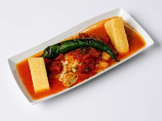 File de lup de mare în saramură cu mămăliguță