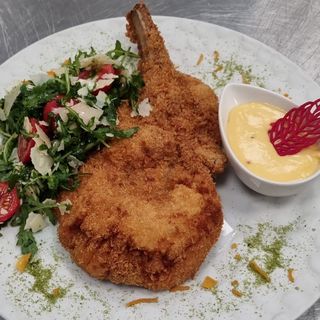 SNITEL MILANEZ CU SALATA DE RUCOLA SI SOS CHEDDAR